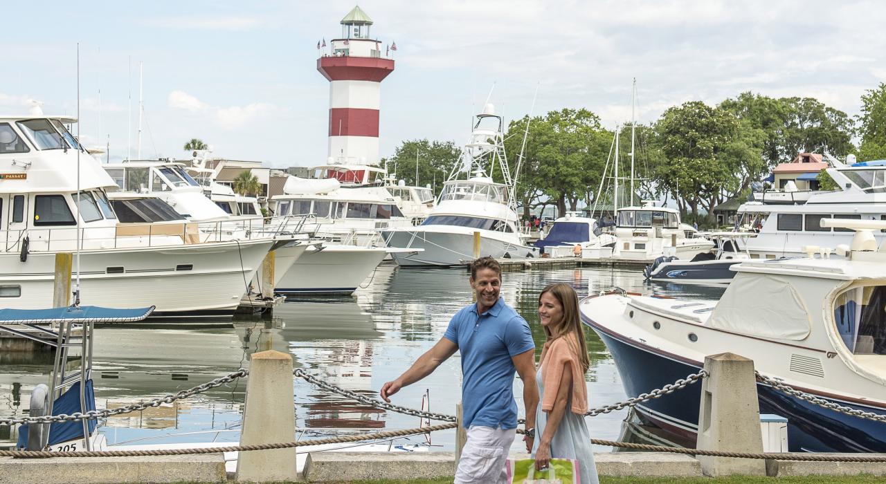在希尔顿黑德岛的海港镇灯塔附近探索海滨的情侣 在希尔顿黑德岛的海港镇灯塔附近探索海滨的情侣