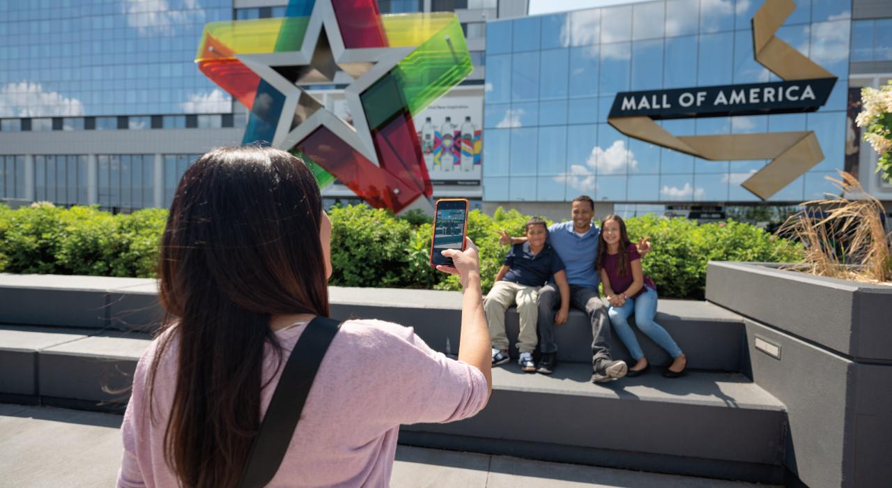 一家人在明尼苏达州布鲁明顿的美国商城外合影 一家人在明尼苏达州布鲁明顿的美国商城外合影