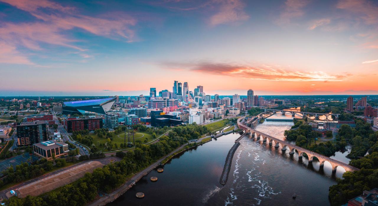 俯瞰密西西比河和明尼苏达州明尼阿波利斯的天际线 俯瞰密西西比河和明尼苏达州明尼阿波利斯的天际线