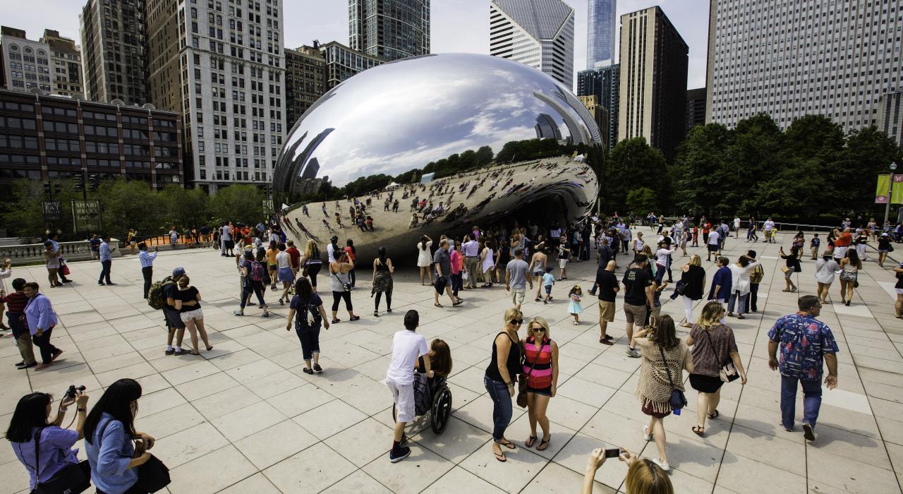 在伊利诺伊州芝加哥千禧公园的“豆子”雕塑前拍照 在伊利诺伊州芝加哥千禧公园的“豆子”雕塑前拍照
