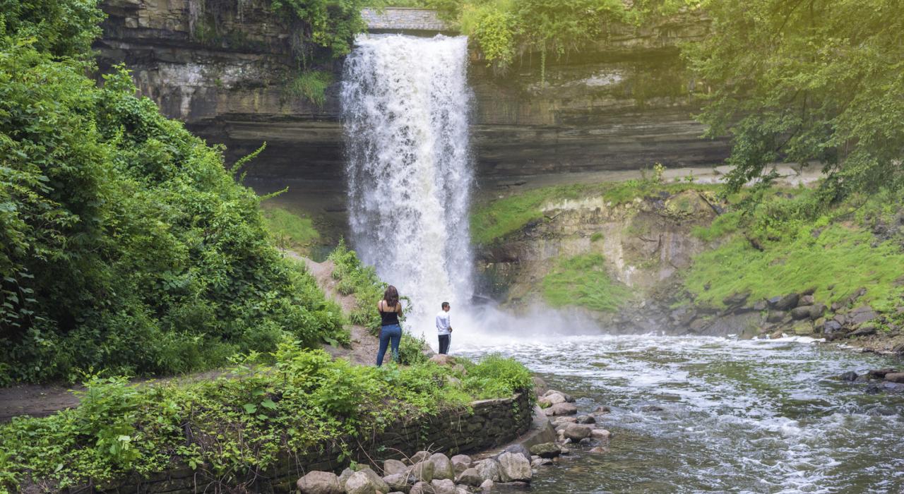 在明尼阿波利斯的明尼哈哈瀑布与明尼哈哈地区公园摄影留念 在明尼阿波利斯的明尼哈哈瀑布与明尼哈哈地区公园摄影留念