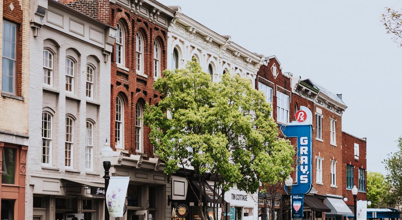 沿着富有悠久历史的主街感受迷人的小镇氛围 沿着富有悠久历史的主街感受迷人的小镇氛围