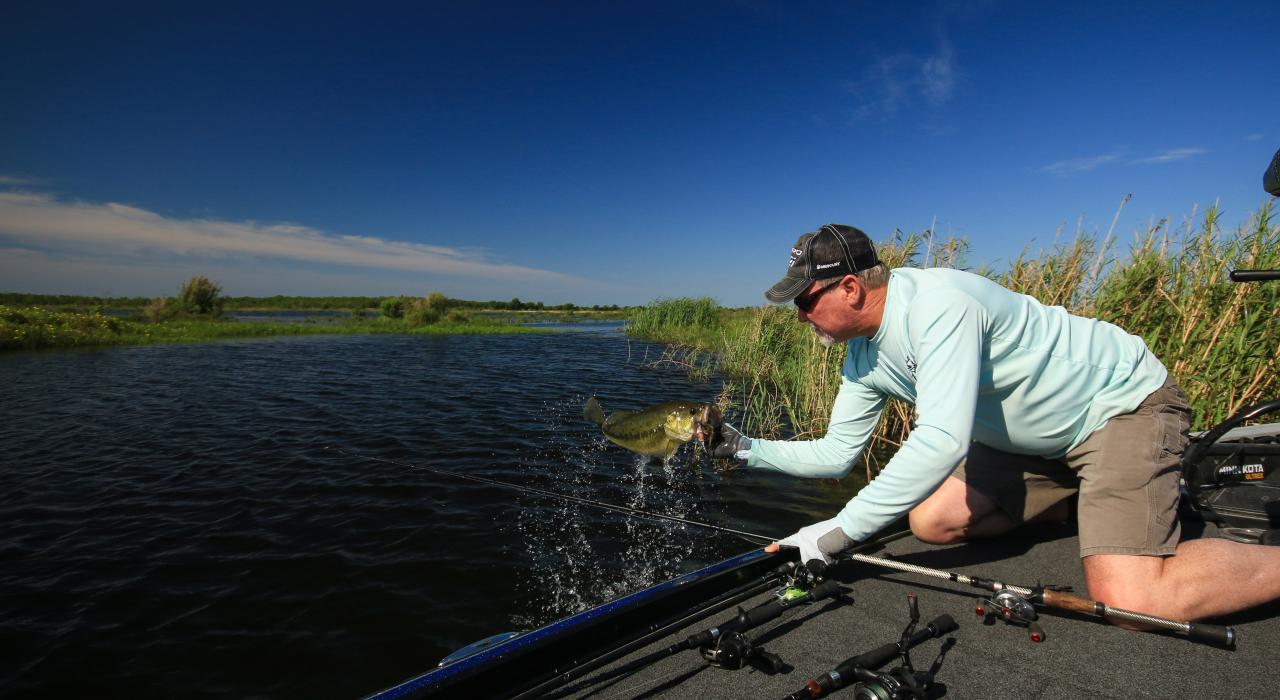 在包租垂钓船上垂钓鲈鱼