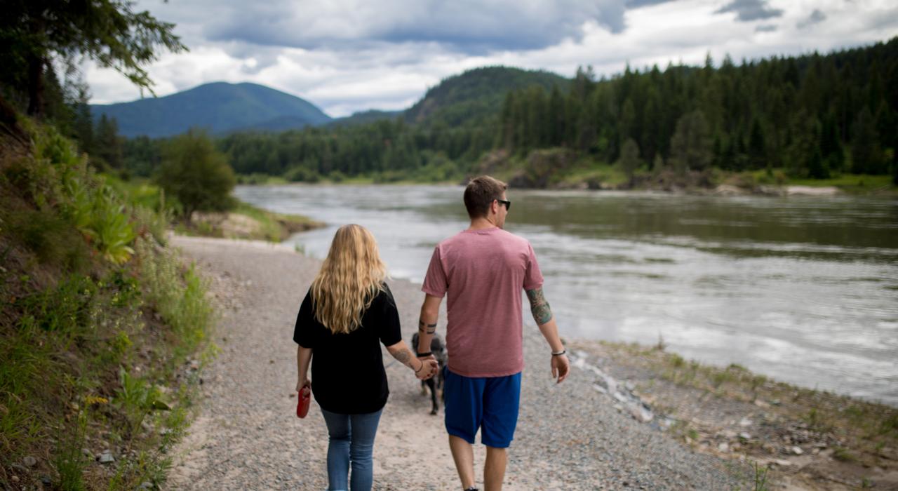 在风景秀美的库卡努萨湖畔散步
