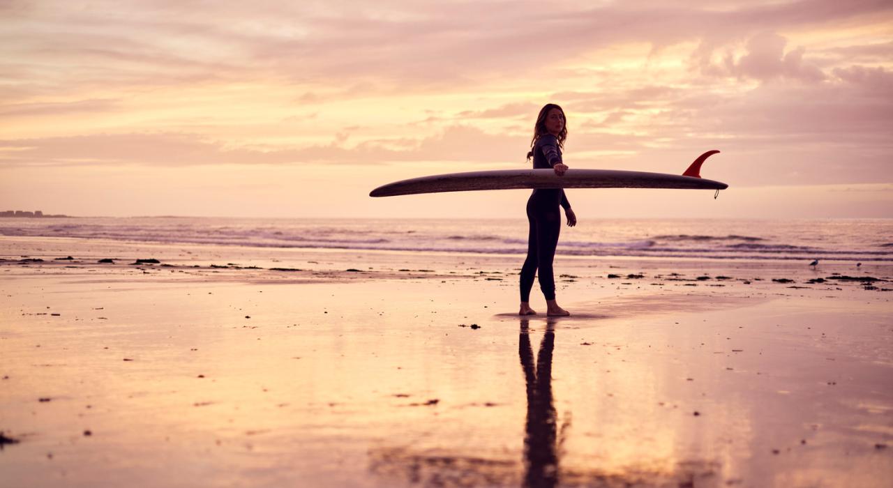 缅因州比迪福德海滩上的冲浪者