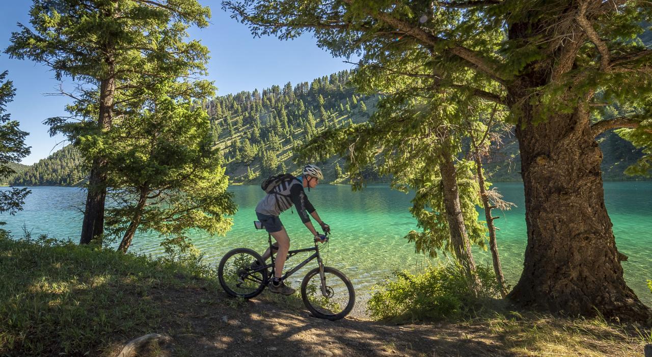 在蒙大拿州怀特泰尔附近的原始湖畔进行山地骑行 在蒙大拿州怀特泰尔附近的原始湖畔进行山地骑行
