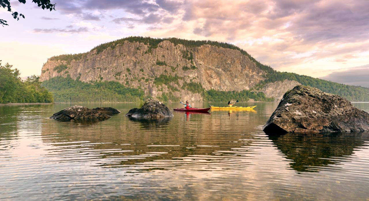 乘坐皮划艇探索缅因州穆斯黑德湖的游客