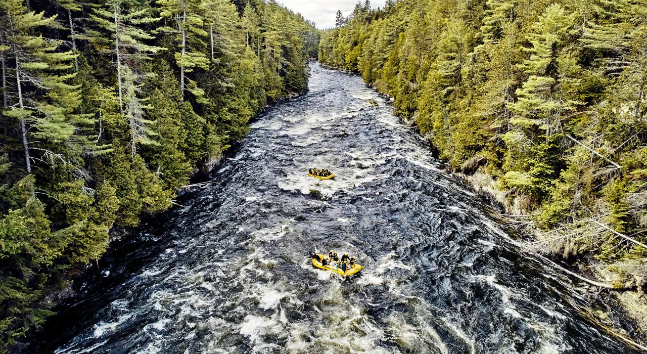 缅因州肯纳贝克山谷的白水漂流