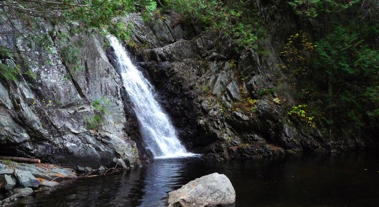 缅因州卡勒巴西特谷的壮美瀑布