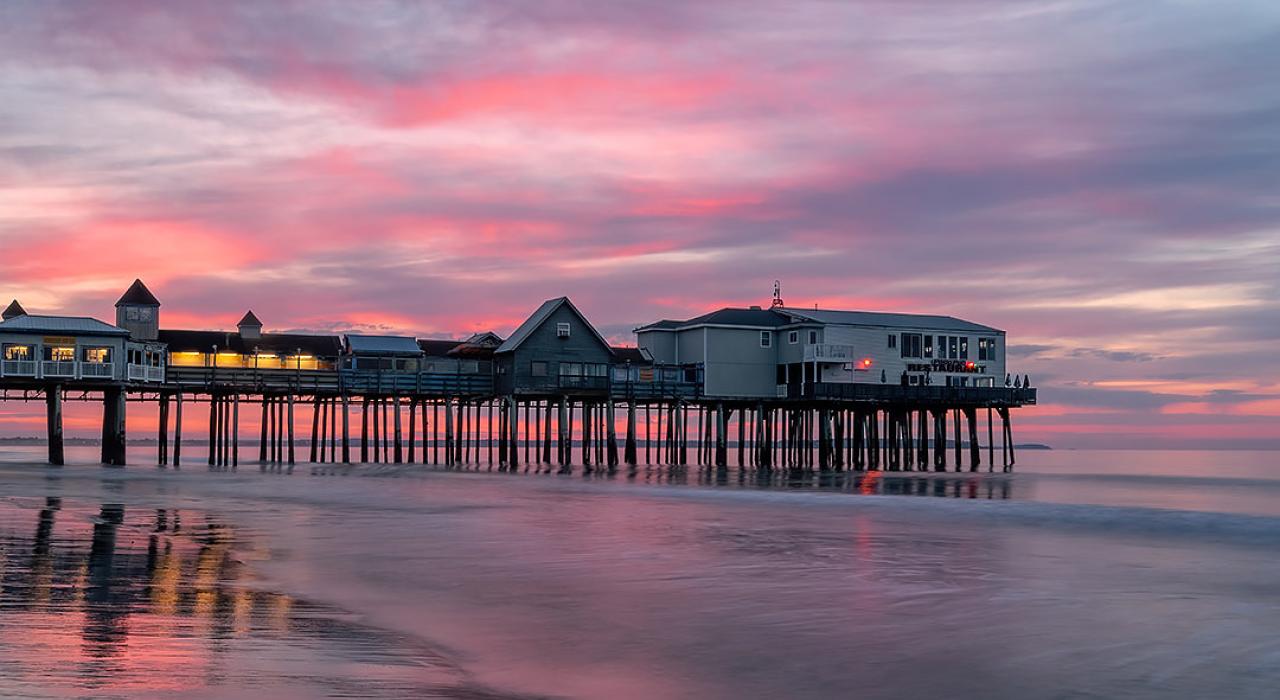 在缅因州老兰花海滩的码头上欣赏大西洋日出美景 在缅因州老兰花海滩的码头上欣赏大西洋日出美景