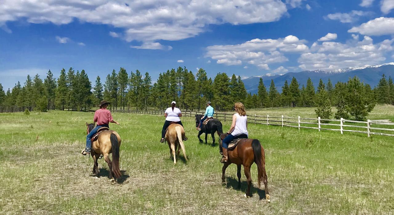 在尤里卡附近的野外俱乐部酒店骑马游览