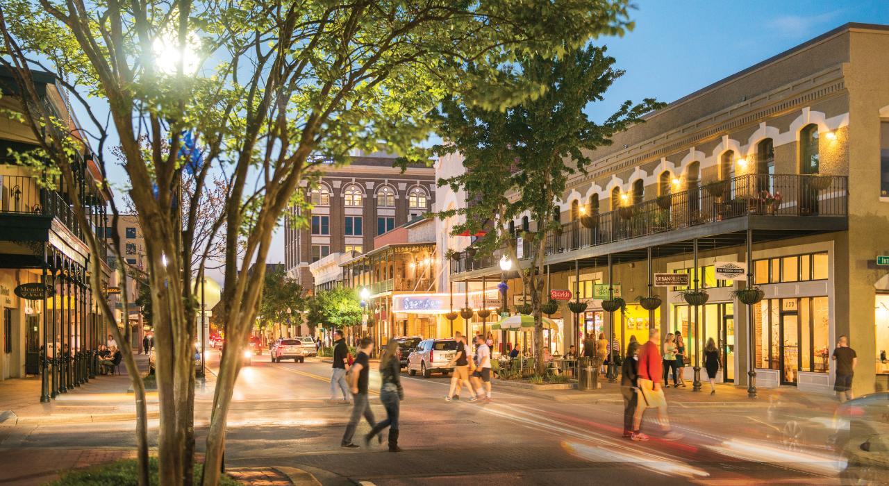 夜游彭萨科拉市中心的 Palafox 街 夜游彭萨科拉市中心的 Palafox 街