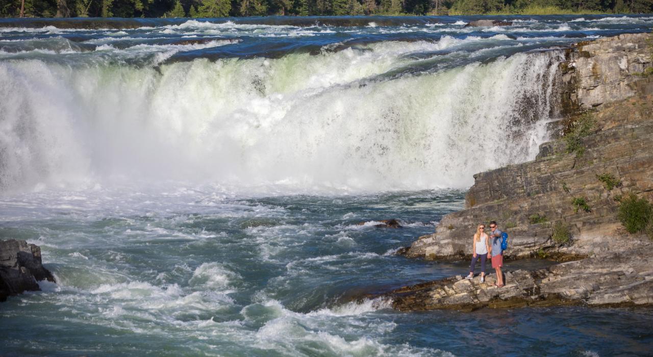 伫立于令人印象深刻的库特奈瀑布之下