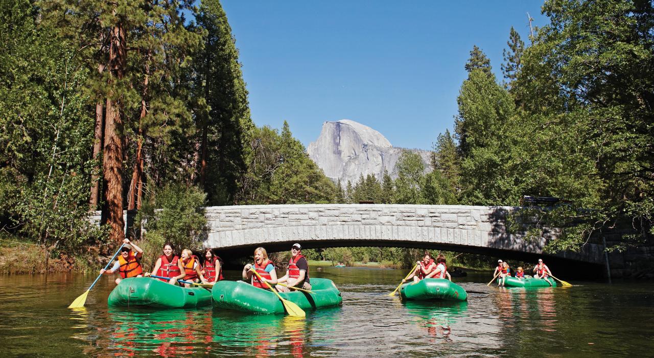 在加利福尼亚州马里波萨县优胜美地国家公园附近体验急流漂流
