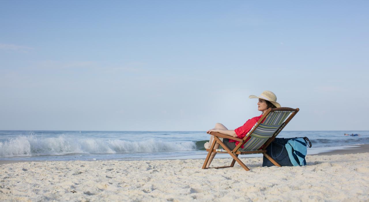 在阿拉巴马州格尔夫海岸的白沙滩上的躺椅上放松 在阿拉巴马州格尔夫海岸的白沙滩上的躺椅上放松