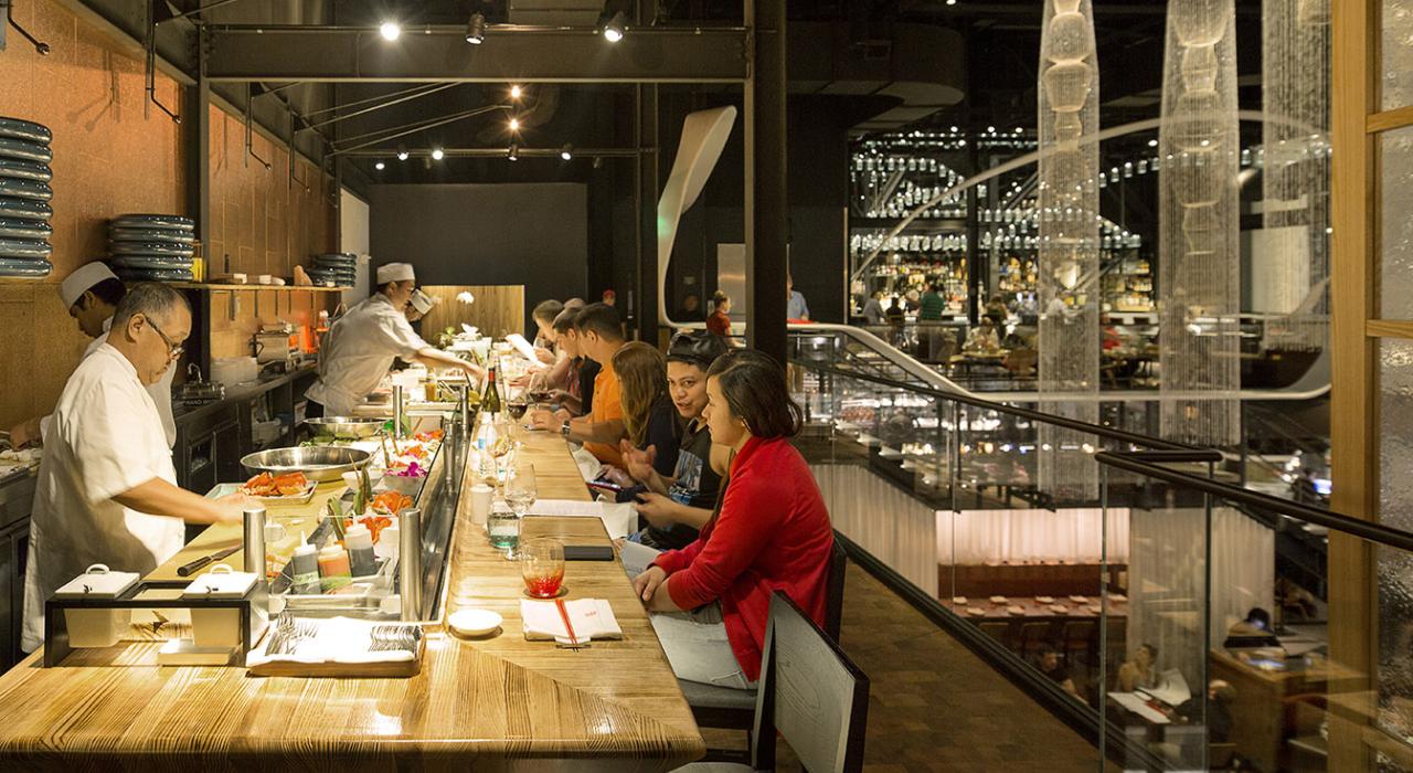 寿司大师在佛罗里达州布纳维斯塔湖畔迪士尼之泉边的 Morimoto Asia 餐厅现场准备食物 寿司大师在佛罗里达州布纳维斯塔湖畔迪士尼之泉边的 Morimoto Asia 餐厅现场准备食物