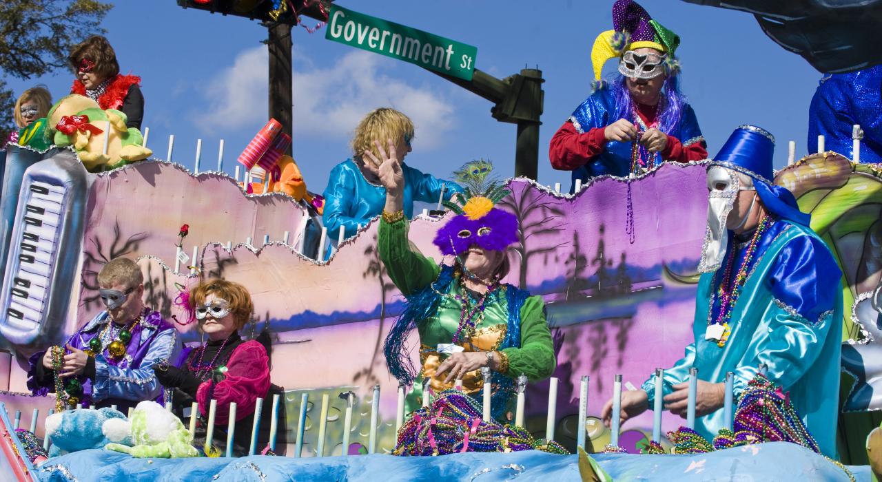阿拉巴马州莫比尔新奥尔良狂欢节的参与者 阿拉巴马州莫比尔新奥尔良狂欢节的参与者