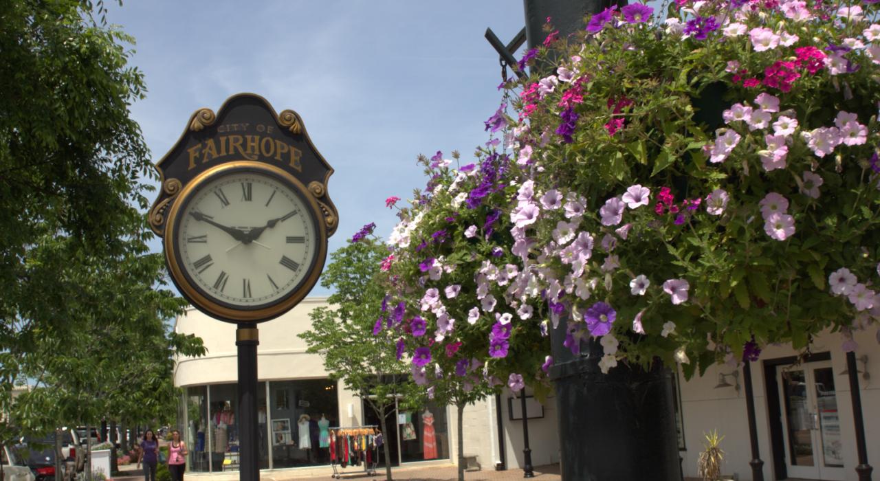 阿拉巴马州费尔霍普一条迷人的街道上,时钟与鲜花装饰 阿拉巴马州费尔霍普一条迷人的街道上,时钟与鲜花装饰