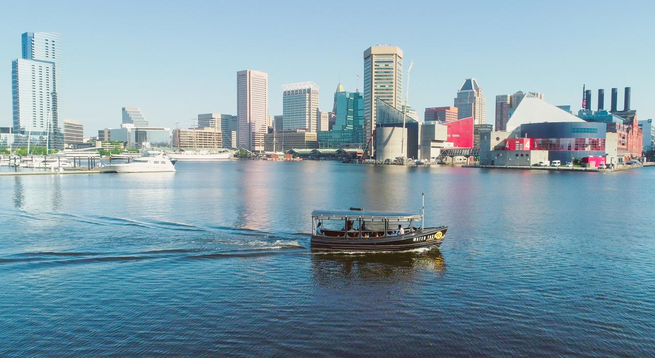 一辆水上巴士在马里兰州巴尔的摩的内港巡游 一辆水上巴士在马里兰州巴尔的摩的内港巡游