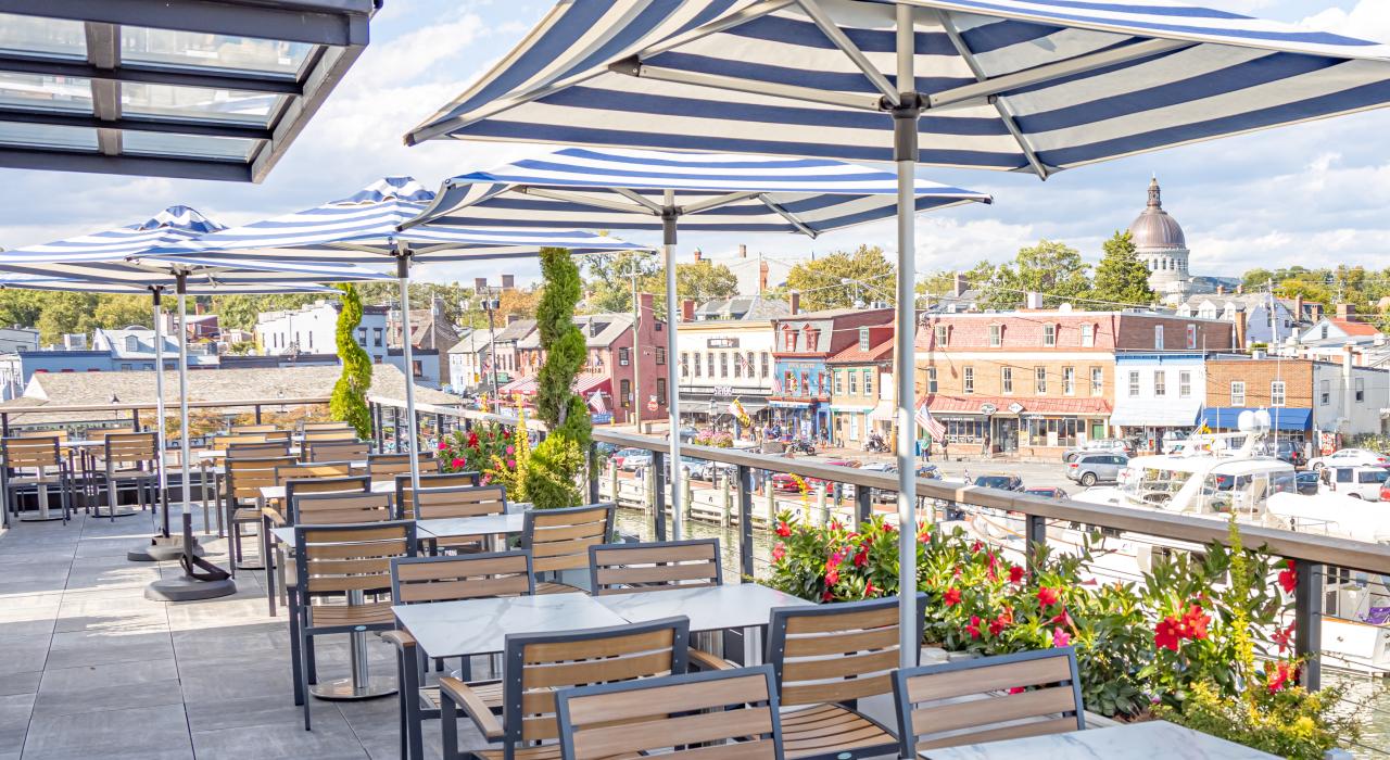 在马里兰州安纳波利斯的 The Choptank 餐厅屋顶可欣赏到安纳波利斯市码头的美景 在马里兰州安纳波利斯的 The Choptank 餐厅屋顶可欣赏到安纳波利斯市码头的美景