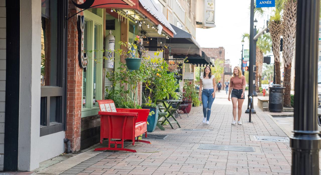 在路易斯安那州莱克查尔斯市中心走街串巷