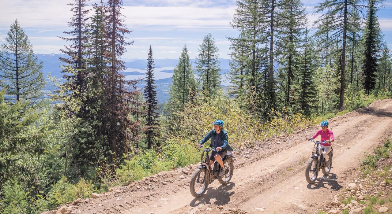 骑电动自行车游览爱达荷州桑德波因特附近的施维彻山
