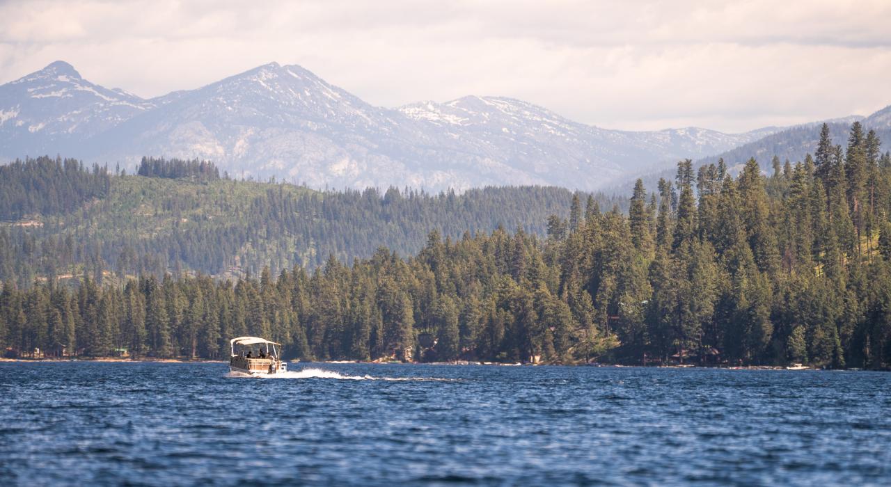 租一艘平底船，在爱达荷州的普利斯特湖上巡游，饱览山林美景