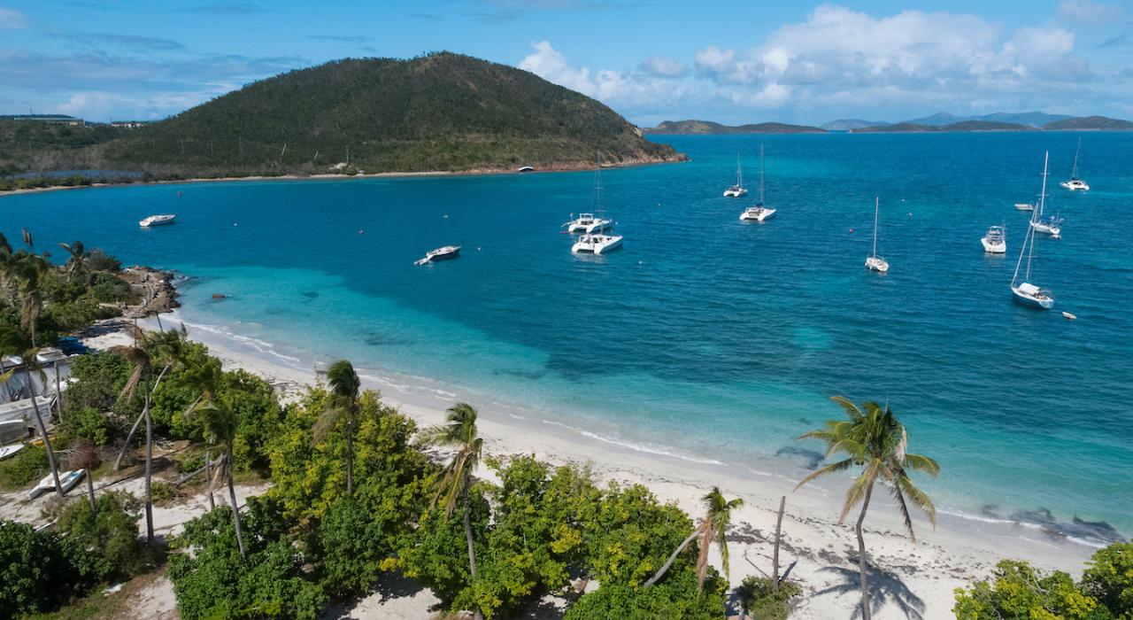 停泊在美属维尔京群岛圣托马斯岛Vessup Bay海湾的一艘艘帆船 停泊在美属维尔京群岛圣托马斯岛Vessup Bay海湾的一艘艘帆船