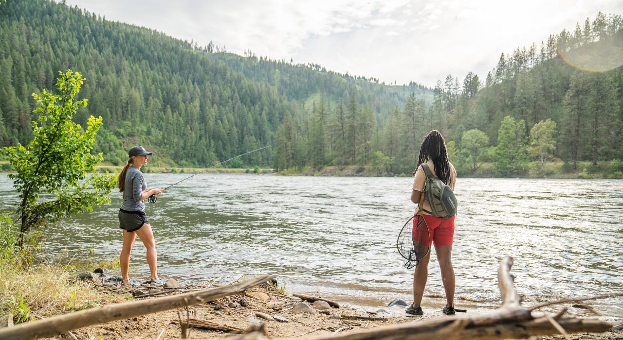 在爱达荷州奥罗菲诺附近的克利尔沃特河畔体验飞蝇钓