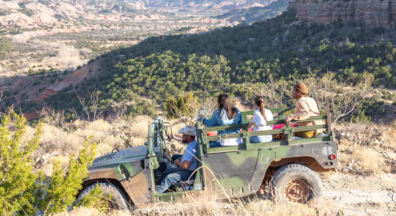 在吉普车之旅中探索帕罗杜罗峡谷和 Palo Duro Creek Ranch 农场 在吉普车之旅中探索帕罗杜罗峡谷和 Palo Duro Creek Ranch 农场