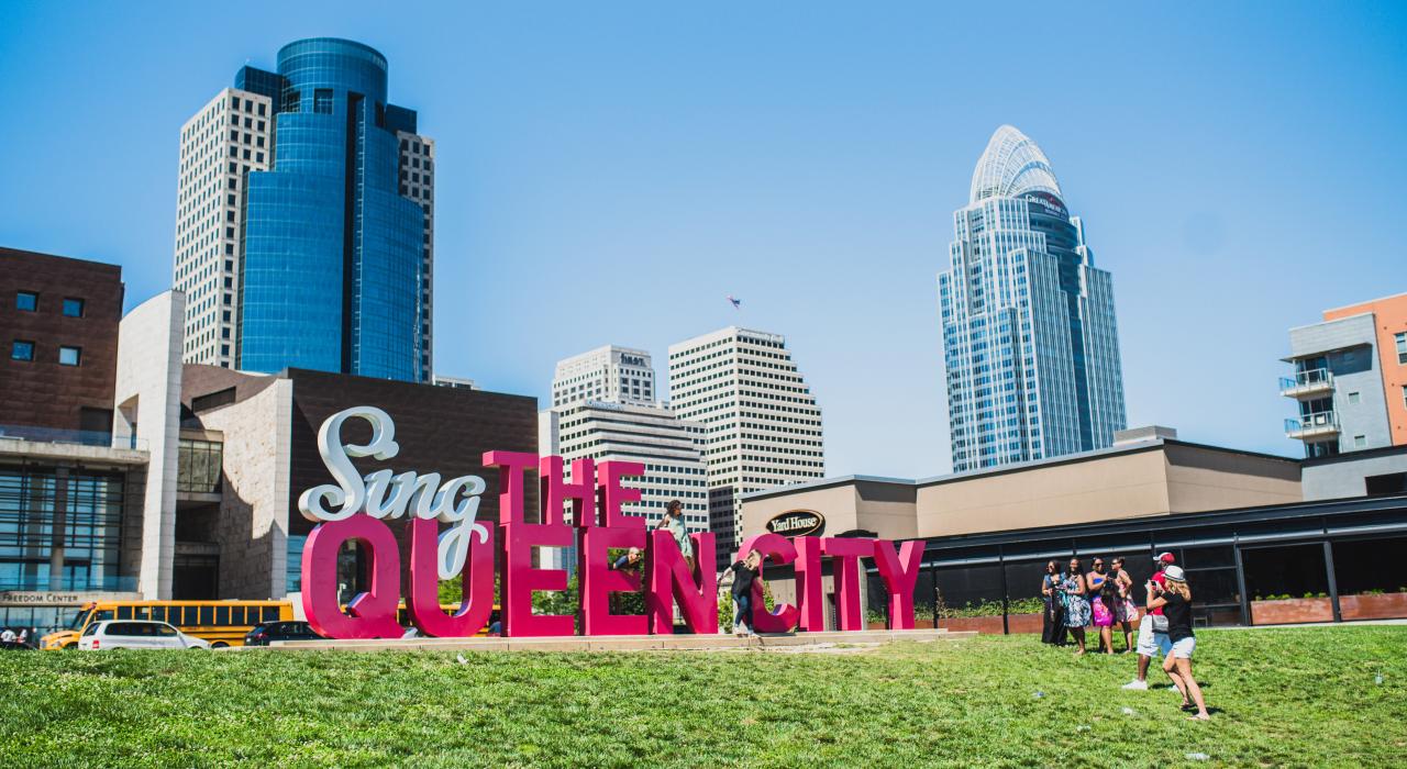 皇后之城路牌，欢迎游客来到这座音乐气息浓厚的城市