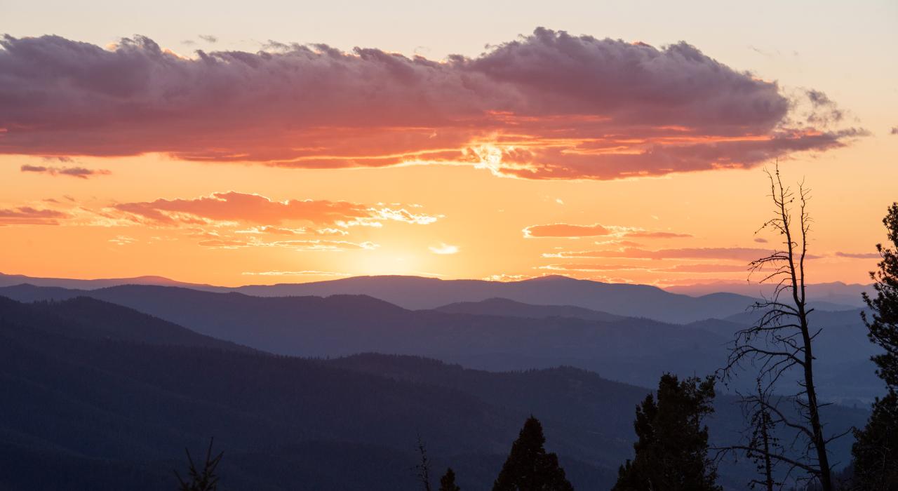 Stemple Pass 上空经典的蒙大拿州“大天空”夕阳