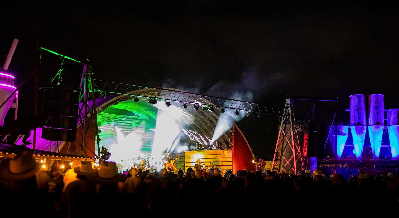 参加 Starlight Ranch Event Center 活动中心音乐会 参加 Starlight Ranch Event Center 活动中心音乐会