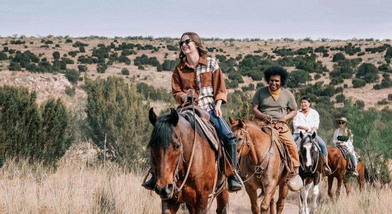 在帕罗杜洛峡谷州立公园骑马 在帕罗杜洛峡谷州立公园骑马