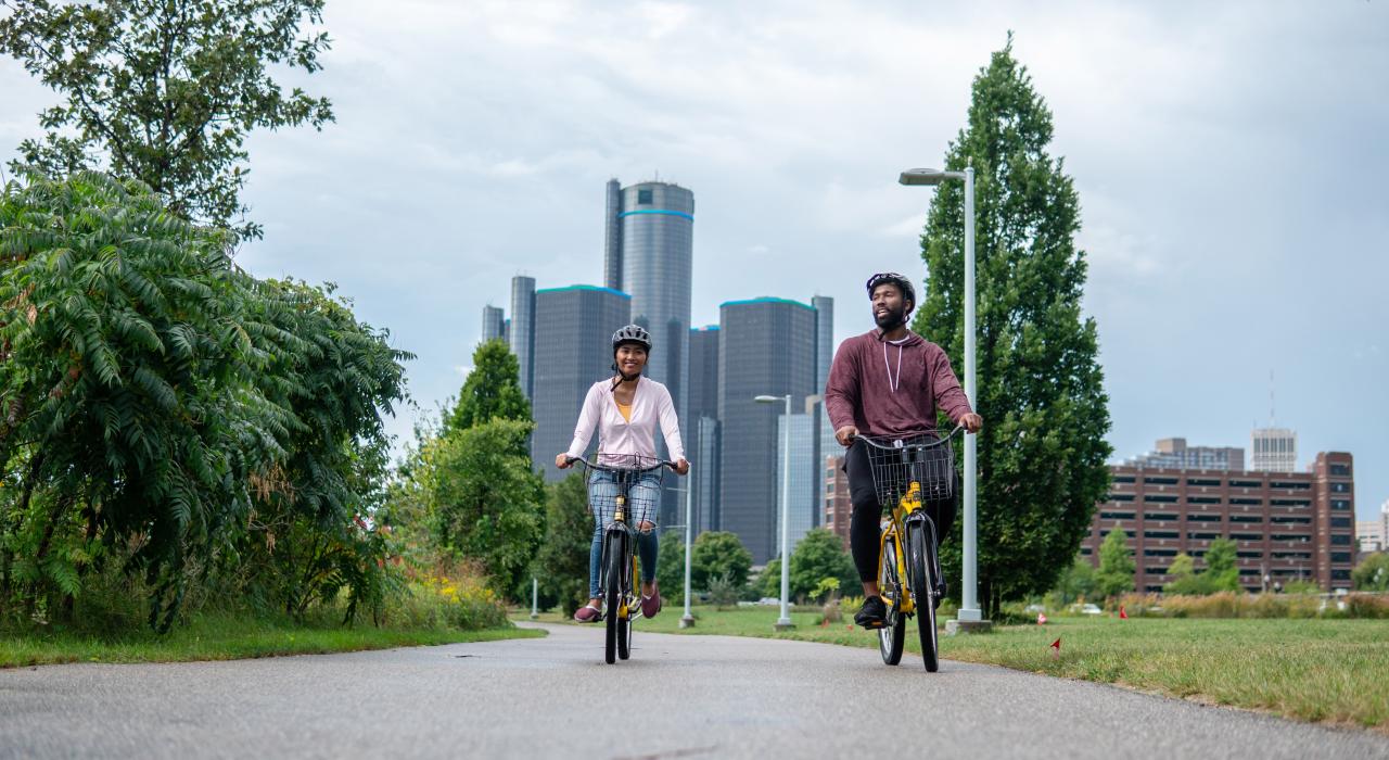 在底特律自行车道上欣赏风景 在底特律自行车道上欣赏风景
