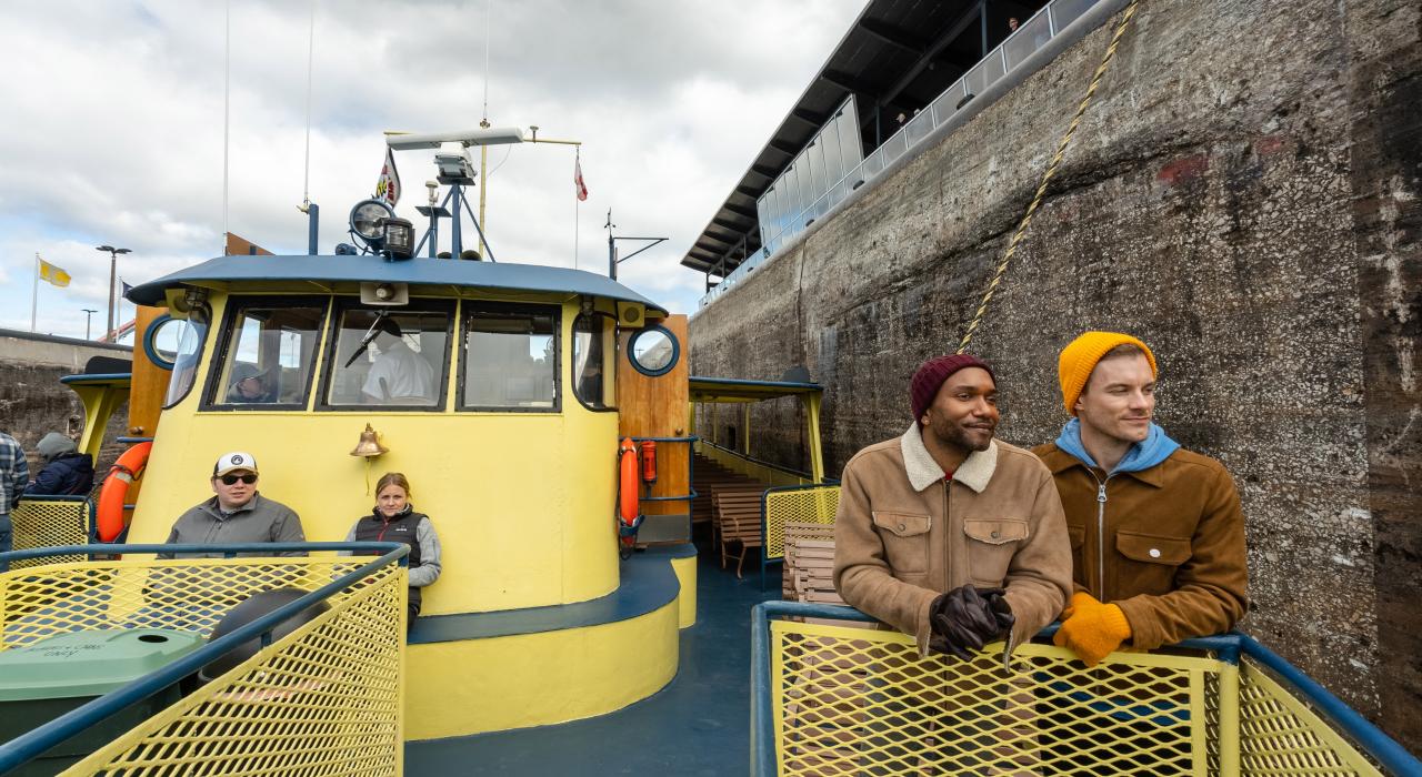 乘船游览密西根州苏圣玛丽的苏水闸