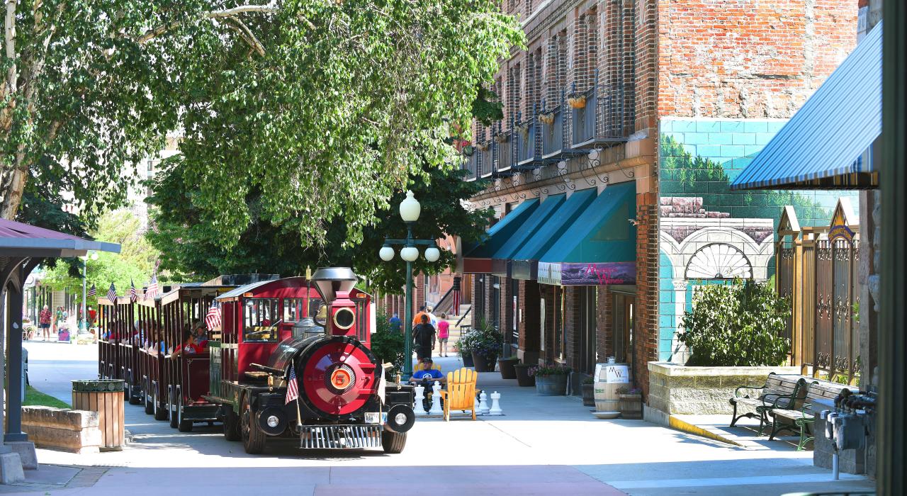 乘坐“Last Chance”号观光火车游览热门景点