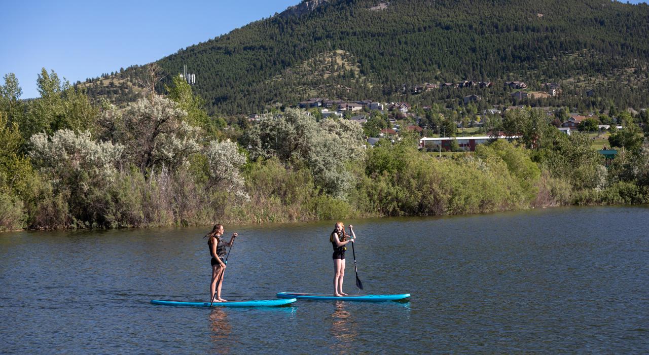 春天牧场湖 (Spring Meadow Lake) 州立公园中的桨板冲浪