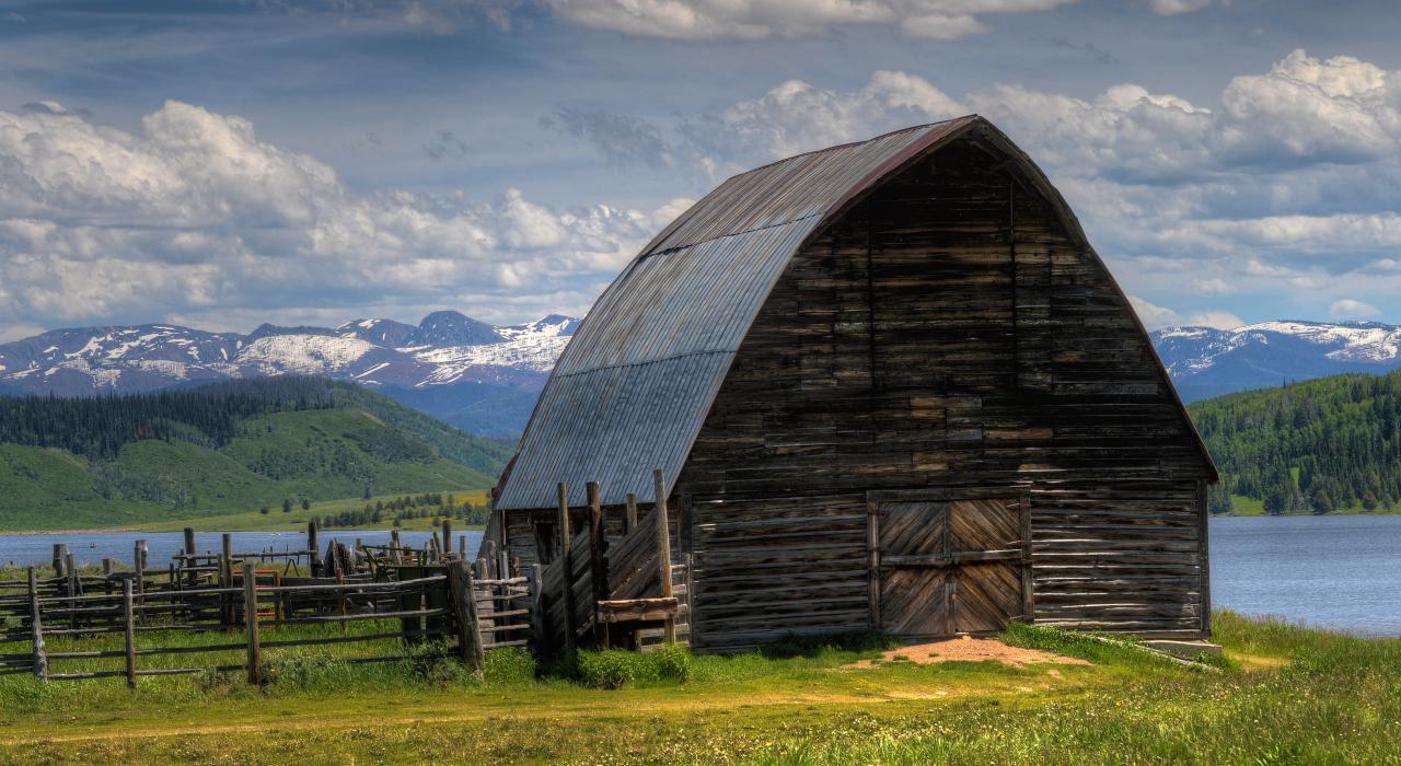 历史悠久的哈恩峰上的质朴建筑 历史悠久的哈恩峰上的质朴建筑