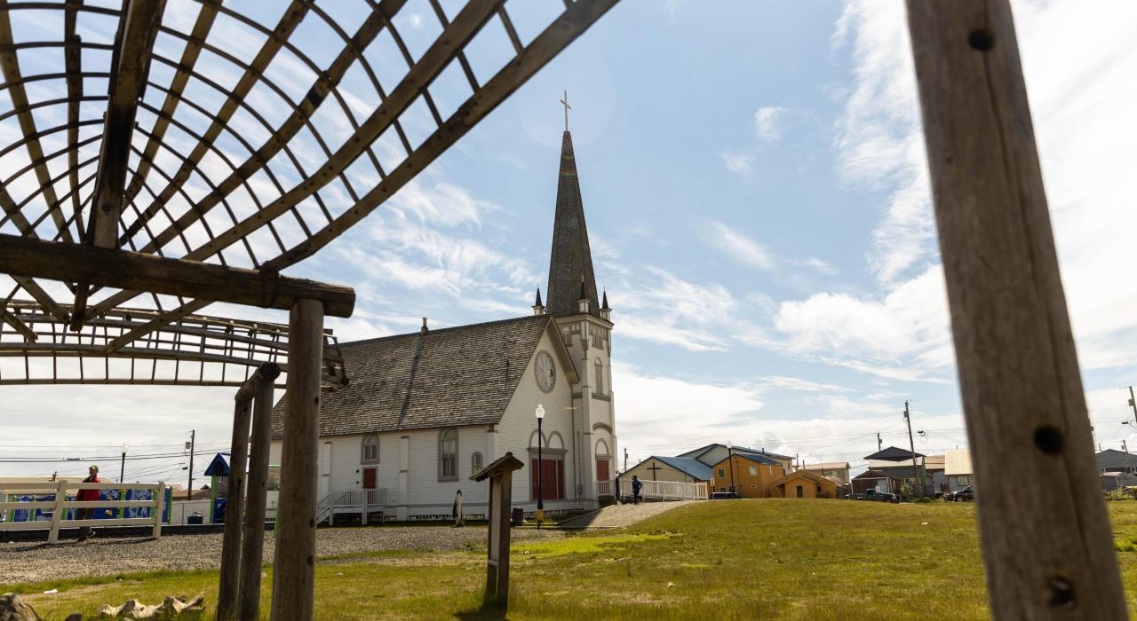 Anvil City Square 广场上展示的爱斯基摩皮筏 Anvil City Square 广场上展示的爱斯基摩皮筏