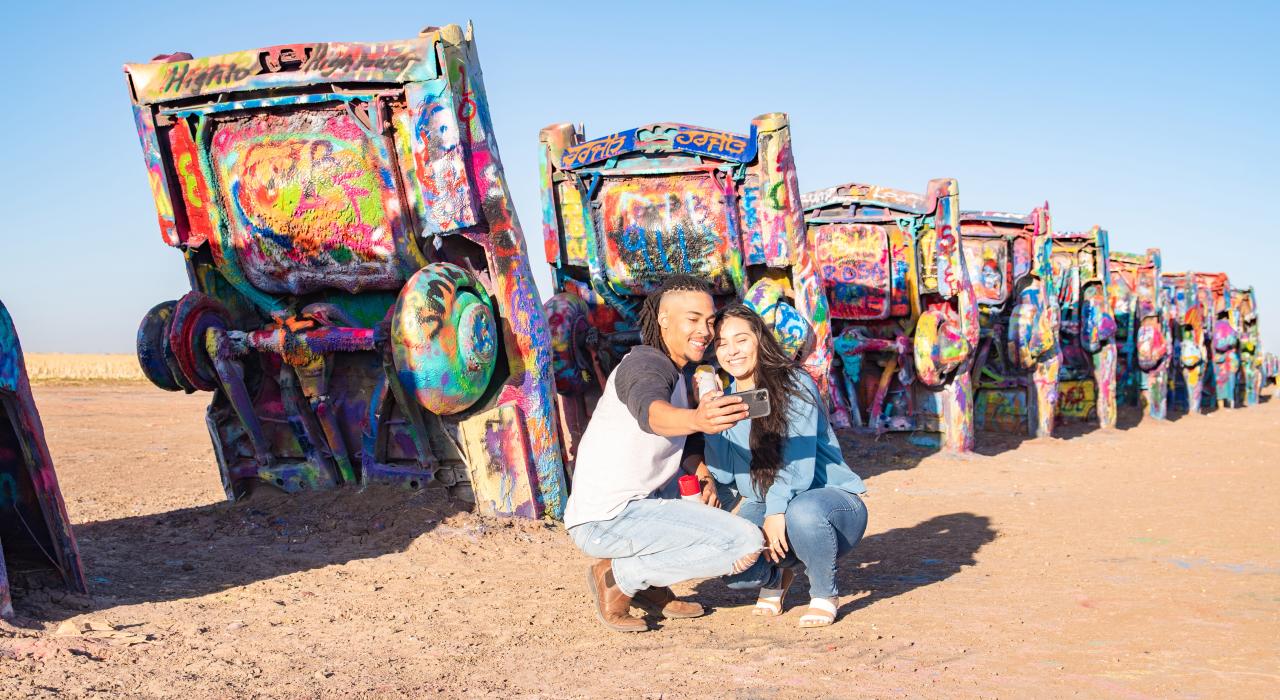 凯迪拉克农场的彩色汽车 凯迪拉克农场的彩色汽车