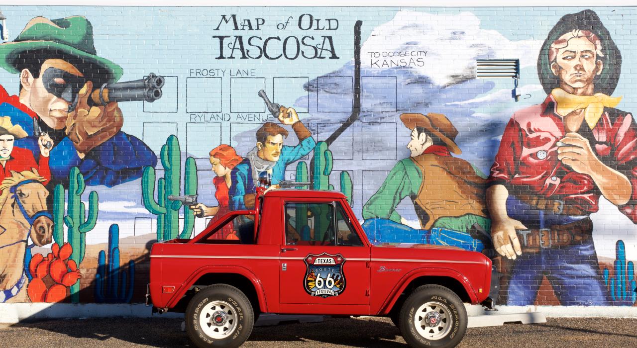 66 号公路沿线的古董车和街头艺术 66 号公路沿线的古董车和街头艺术