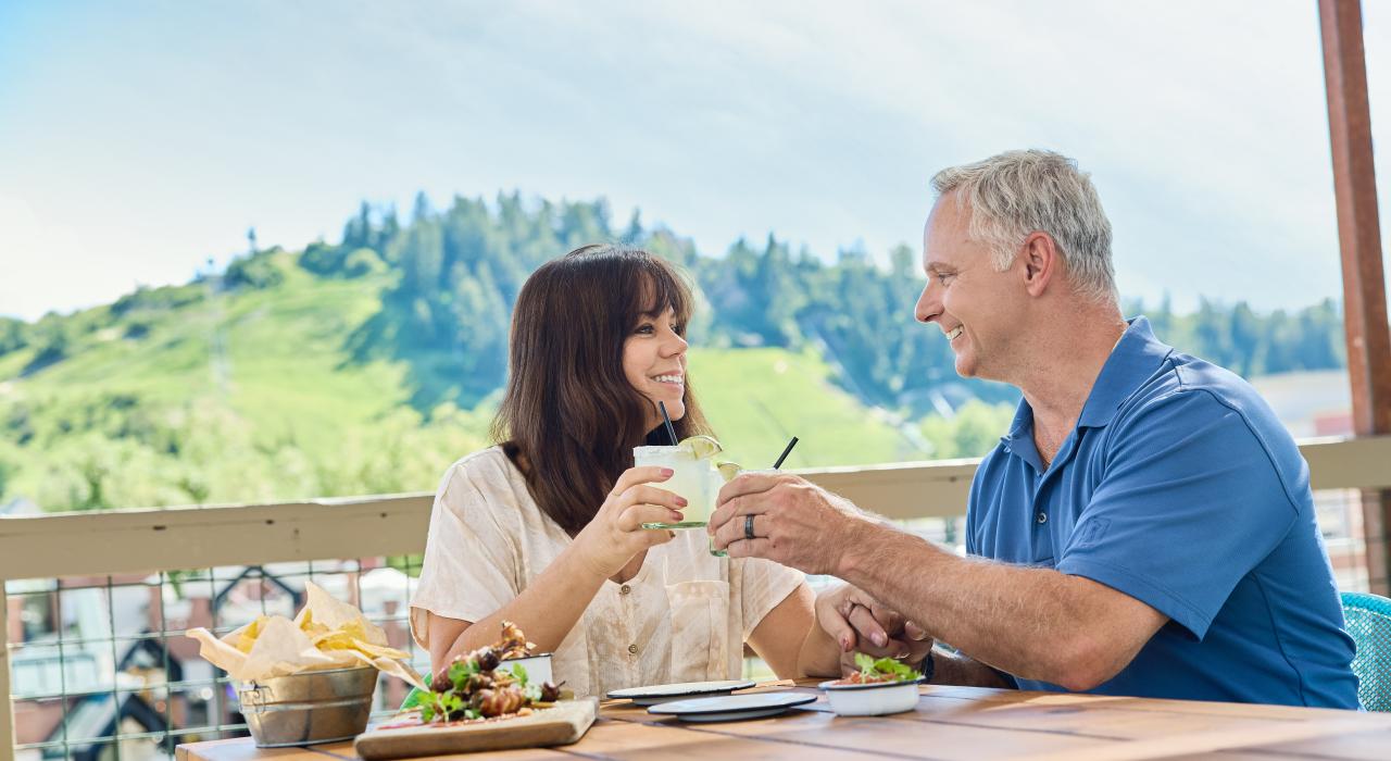 在 Salt & Lime 餐厅露天享用美食并欣赏美景 在 Salt & Lime 餐厅露天享用美食并欣赏美景