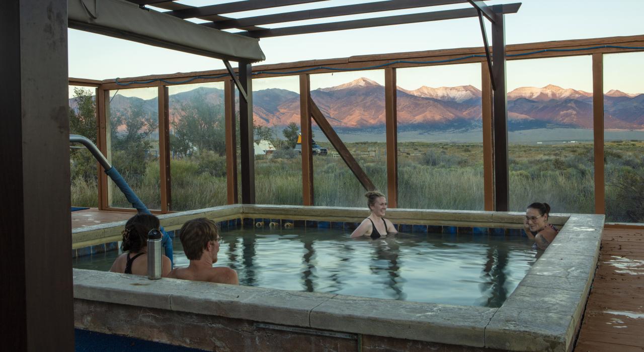 在科罗拉多州萨沃奇县的 Joyful Journey Hot Springs 温泉城度假村伴着山景泡温泉