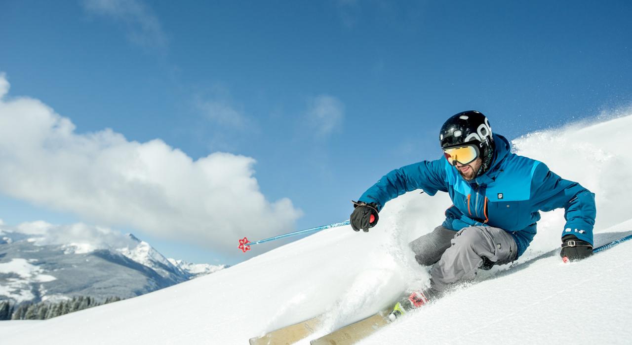 在韦尔山的新鲜粉雪上滑雪 在韦尔山的新鲜粉雪上滑雪