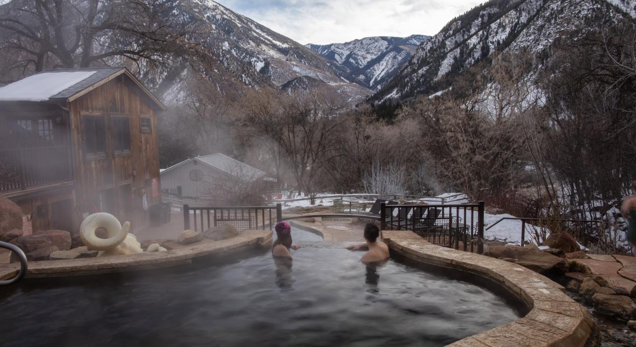 在科罗拉多州雷德斯通的 Avalanche Ranch Cabins & Hot Springs 温泉城享受温泉和雪景