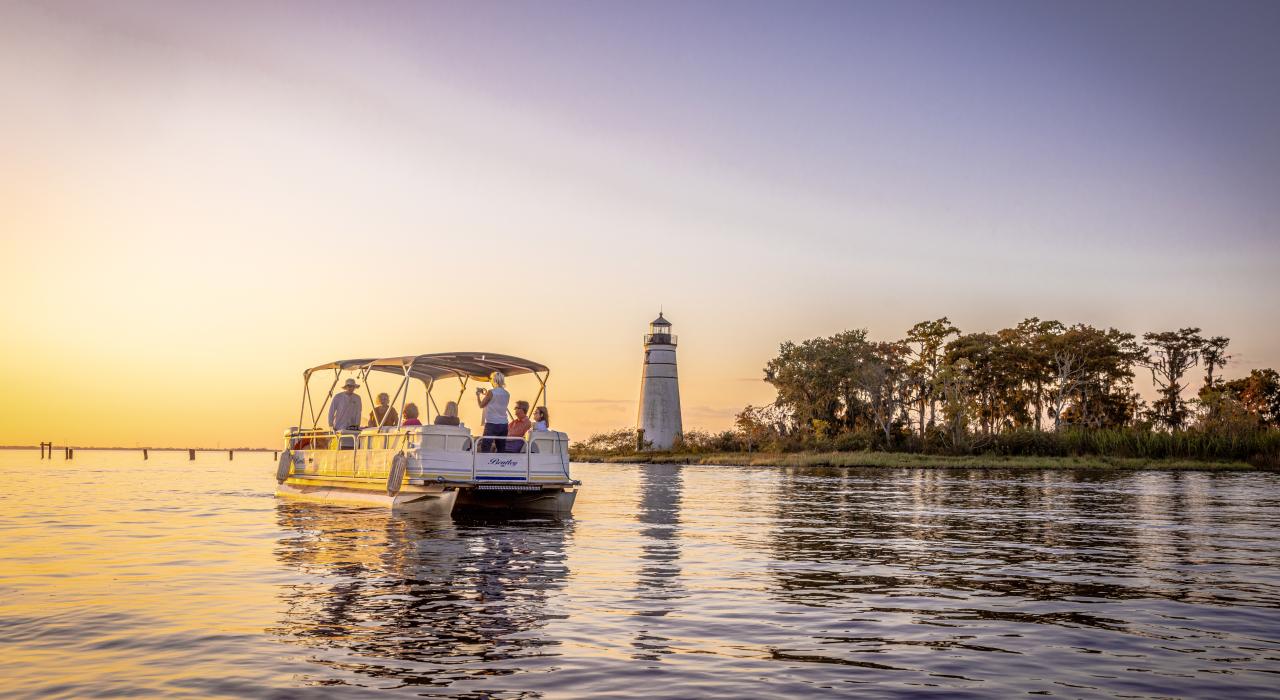 参加 Louisiana Tours and Adventures 旅行社组织的切福特河巡游 参加 Louisiana Tours and Adventures 旅行社组织的切福特河巡游