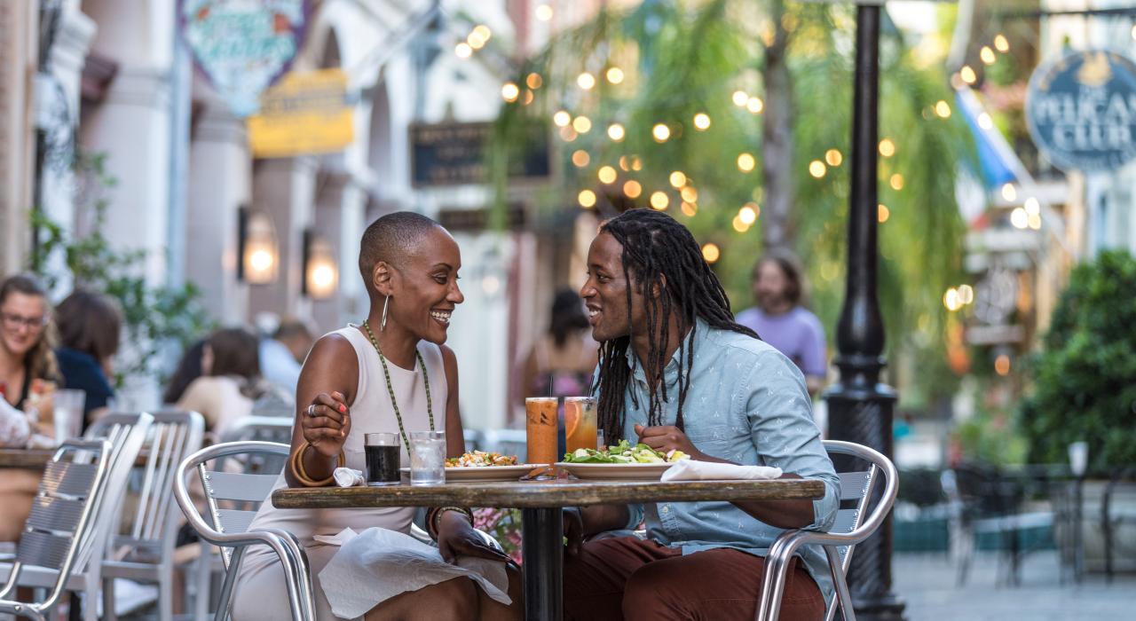 在路易斯安那州新奥尔良一家风景优美的户外餐厅用餐
