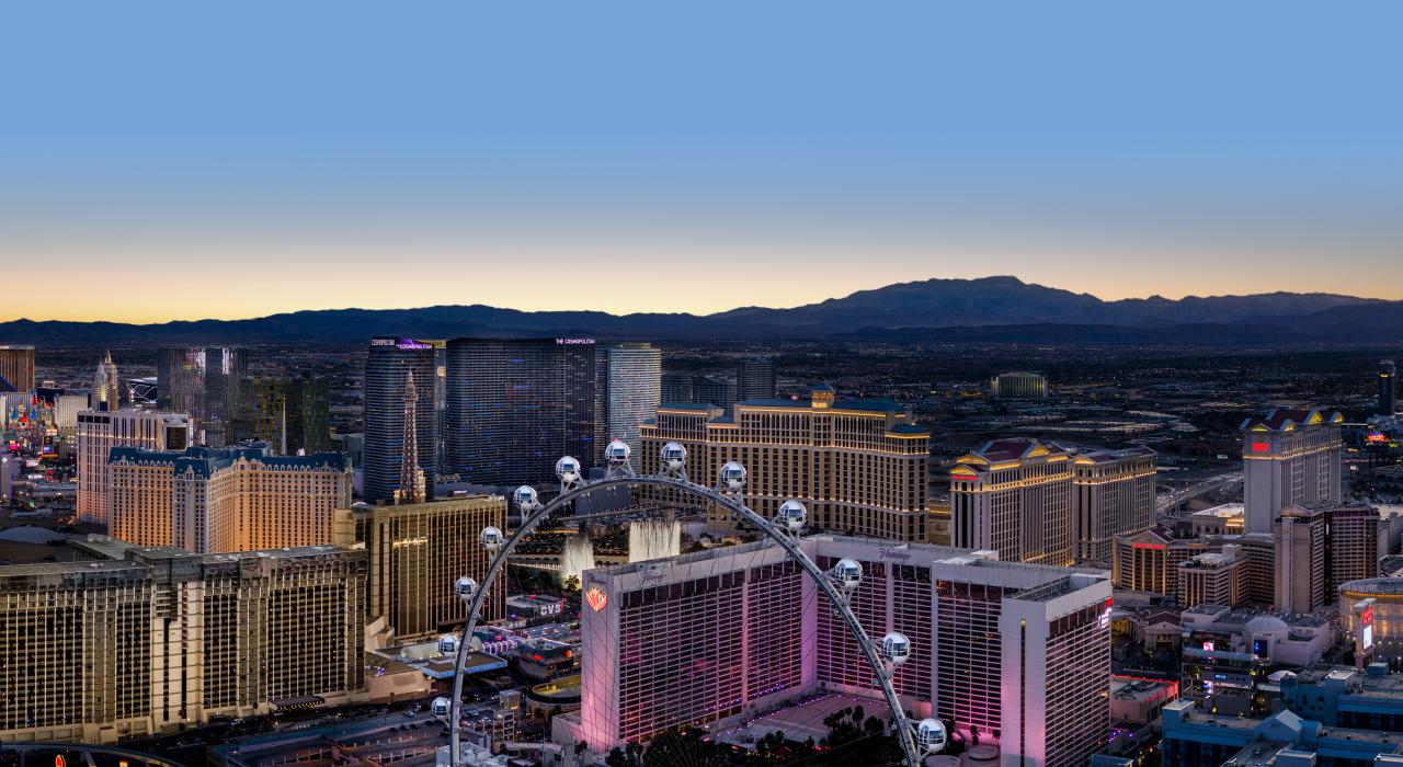 日落时的拉斯维加斯天际线