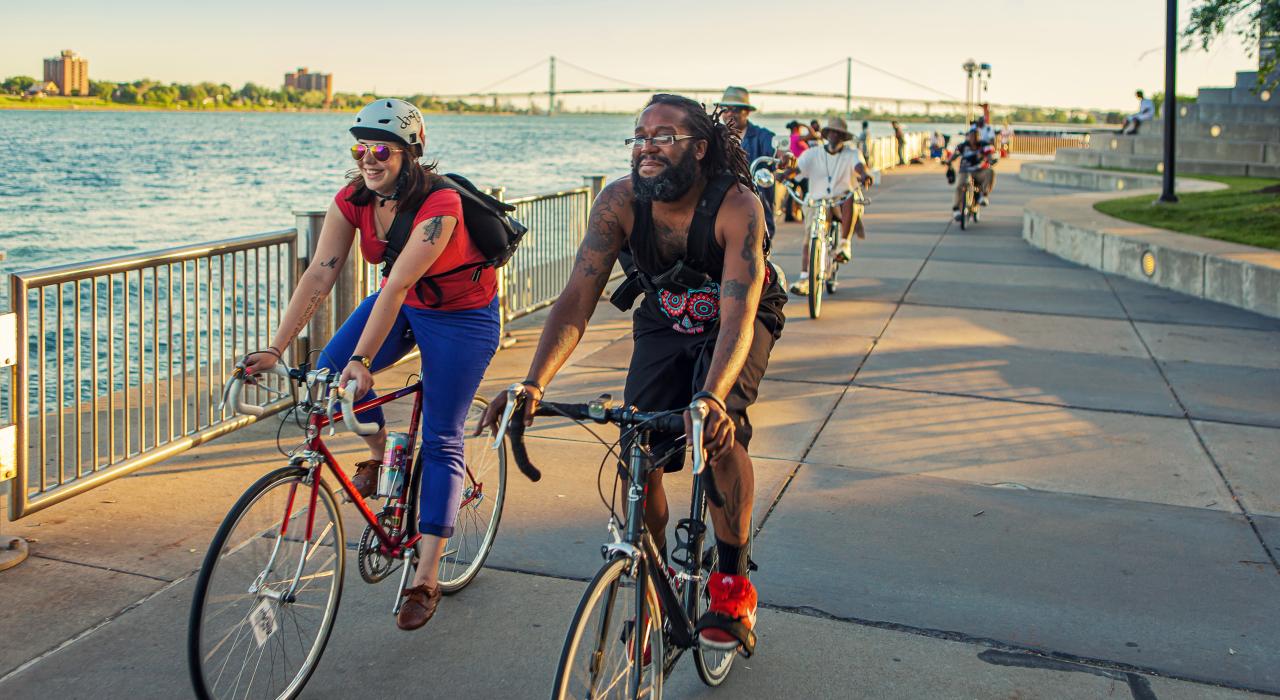 在密西根州底特律河滨地区骑行 在密西根州底特律河滨地区骑行